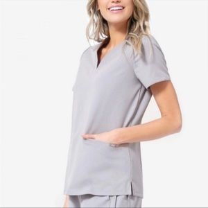 Dogs women’s Casma scrub top Cement Gray size M